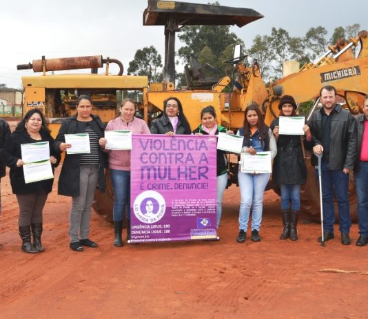 Participantes de dois cursos profissionalizantes oferecidos pela Prefeitura de Itaquiraí recebem certificados