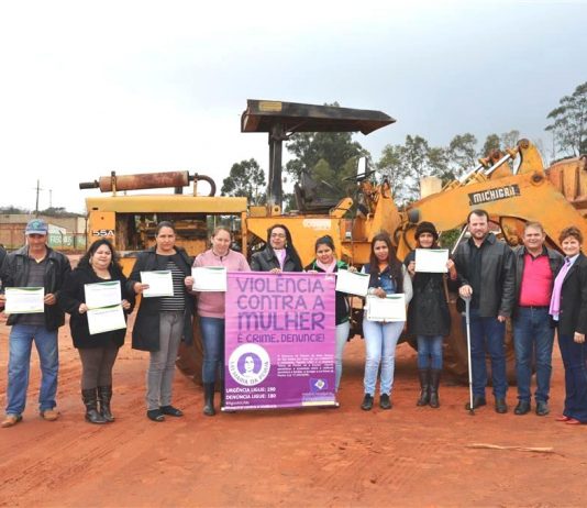 Coordenadoria da Mulher de Itaquiraí finaliza dois cursos profissionalizantes e entrega certificados