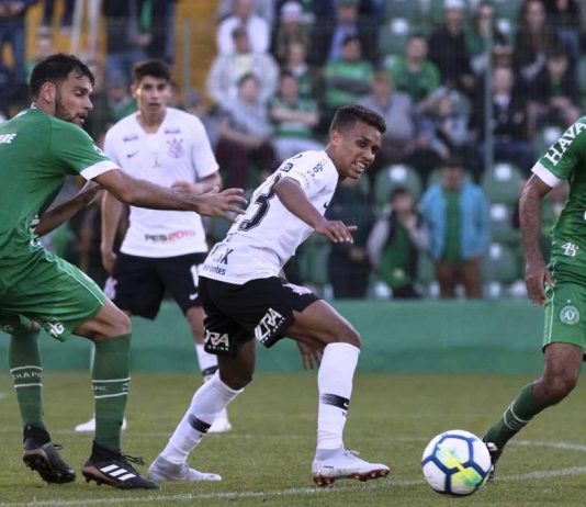 Corinthians perde de virada para o Chapecoense por 2 a 1 e se distancia dos líderes