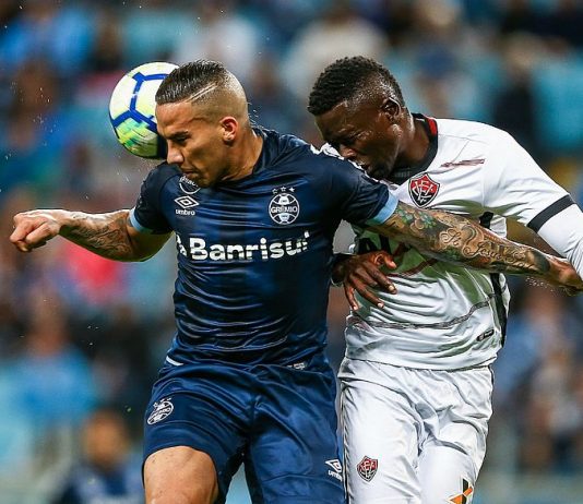 Grêmio goleia o Vitória por 4 a 0, na Arena, e continua em terceiro na tabela