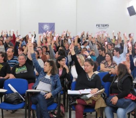 Professores e administrativos da Prefeitura de Dourados iniciaram greve hoje, por reajuste salarial