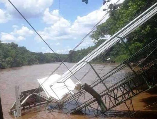 Passarela cede e acadêmicos da UFMS caem no rio Aquidauana
