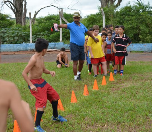 Escolinha de Futebol reinicia os treinos atendendo garotos de 8 a 15 anos