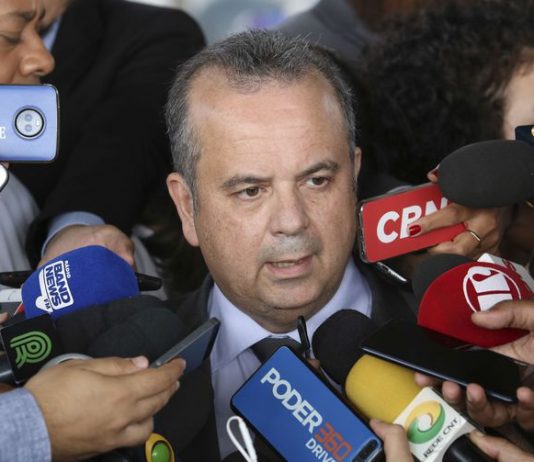 Governo propõe idade mínima de 65 anos para homens e 62 para mulheres visando a aposentadoria