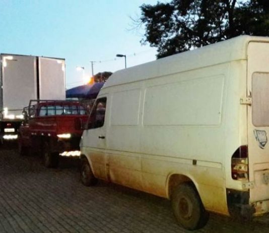 PF de Naviraí apreende 12 veículos com contrabando em porto clandestino à beira do Rio Paraná