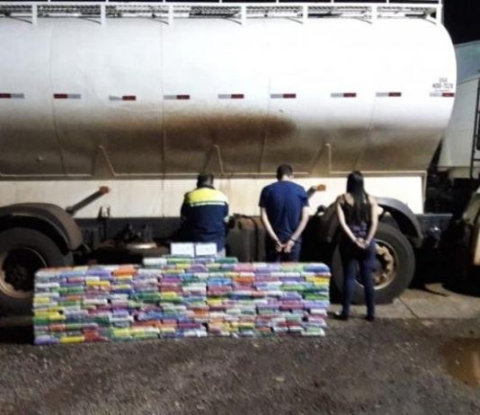 Polícia Militar apreende 537 quilos de cocaína em fundo falso de caminhão, em Deodápolis