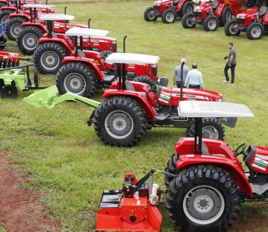 Governo de MS entrega equipamentos agrícolas que modernizam a agricultura familiar; investimento é de R$ 6,6 milhões