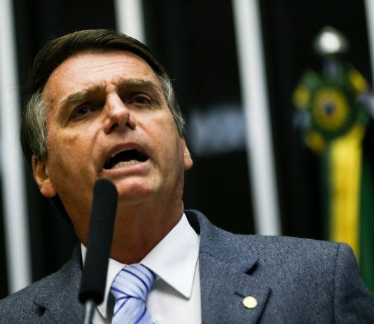 Bolsonaro participa de assinaturas de contratos do setor elétrico, hoje