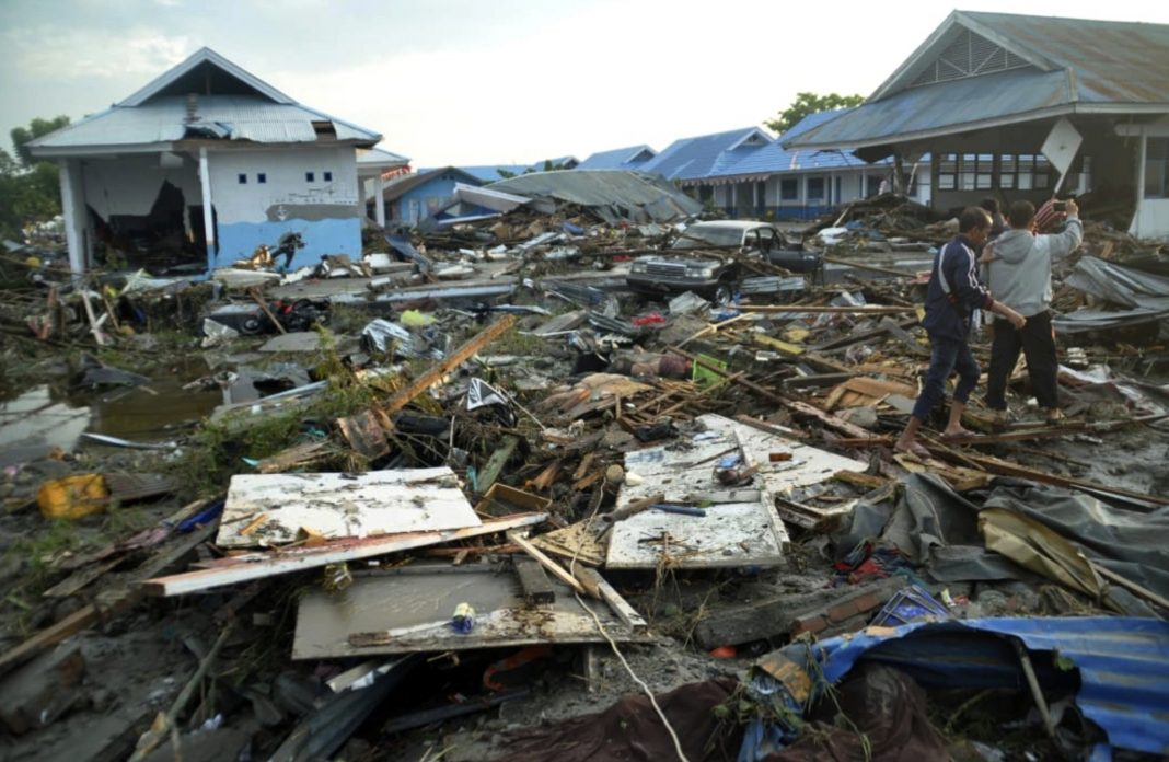 29set2018---homens-observam-os-danos-causados-por-terremoto-e-tsunami-que-atingiram-a-cidade-de-palu-na-indonesia-1538227400123_1920x1251
