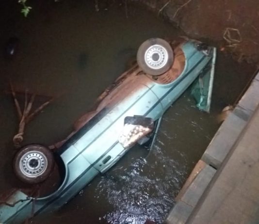 Mulher ferida após veículo cair em córrego morre no Hospital da Vida