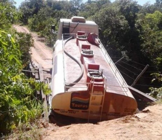Ponte cede e caminhão tanque fica pendurado por 2 dias sobre rio, em Camapuã