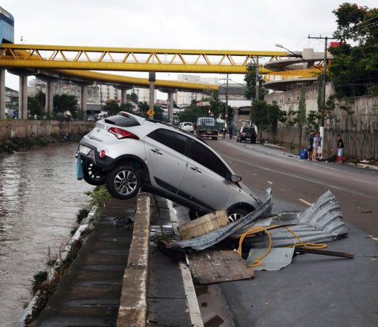 Chega a 11 número de mortos em temporal em São Paulo