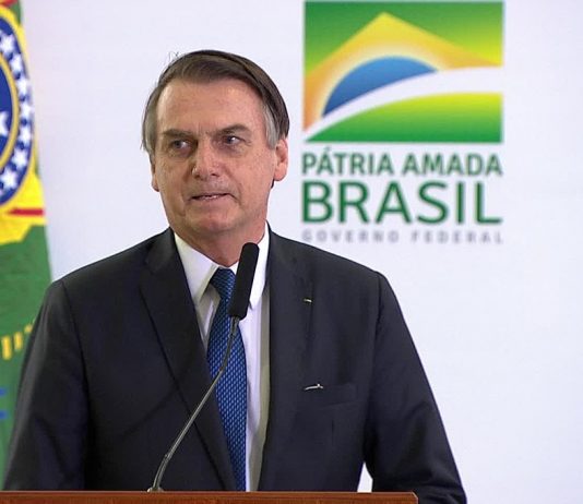 Bolsonaro assina projeto de lei para regulamentar educação domiciliar no Brasil
