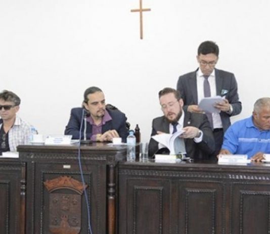 Câmara cassou ontem à noite, prefeito acusado de pagar mensalinho a vereadores