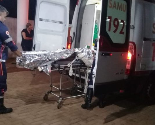 Homem invade obra, joga combustível e ateia fogo em morador de rua