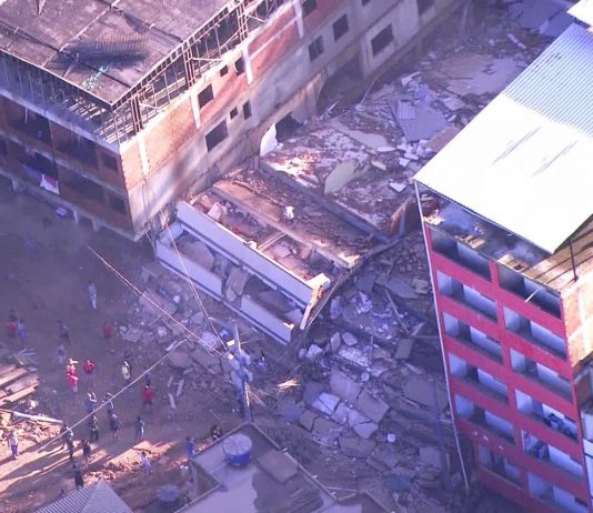Dois prédios desabam em comunidade na zona Oeste do Rio de Janeiro