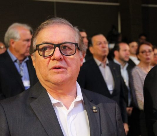 Bolsonaro anuncia demissão de Vélez e diz que Abraham Weintraub será o novo ministro da Educação