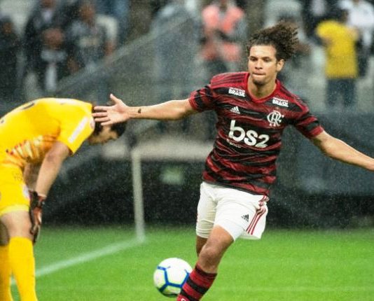 Flamengo derrota o Corinthians em plena Arena Itaquera e abre vantagem
