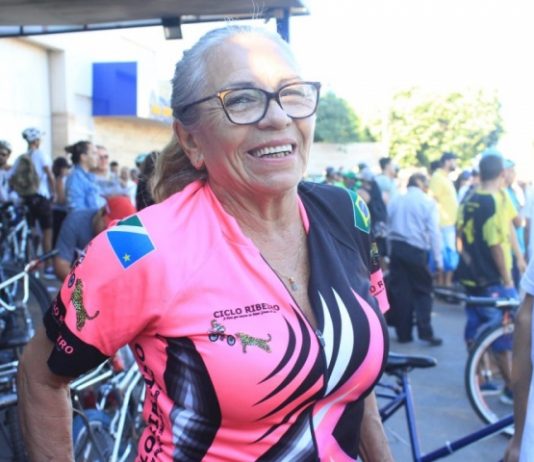 Aos 69 anos, mulher não toma remédios e encara viagem até terenos de bicicleta