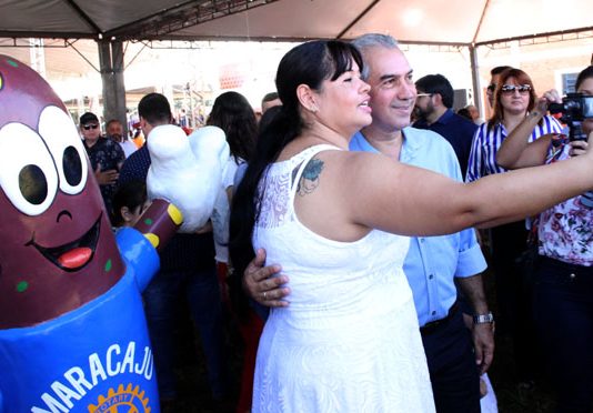 Em Maracaju, governador autoriza obra de asfalto e participa da Festa da Linguiça