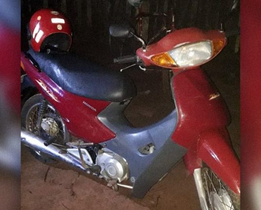 Mãe tenta desviar de cachorro, cai de moto e bebê de oito meses morre
