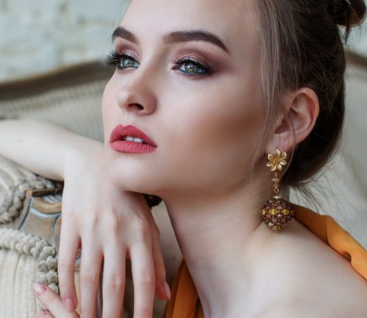 Mulher & Moda: Aprenda a fazer um delineado perfeito com fita micropore ou fita adesiva
