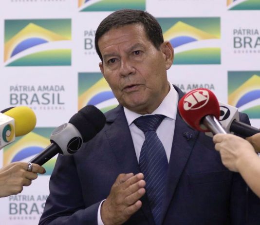 Em visita oficial à China, Mourão reativa comissão sino-brasileira
