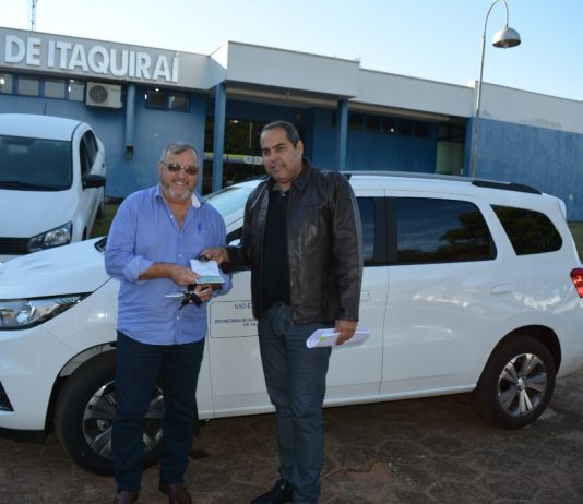 Prefeito de Itaquiraí entrega cinco veículos para as secretarias municipais