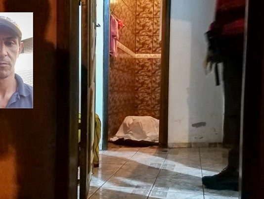 Homem tenta se esconder em banheiro, mas é morto por dupla armada na frente da mãe