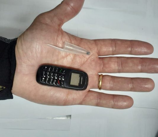 Celular do tamanho de uma tampa de caneta é apreendido em presídio