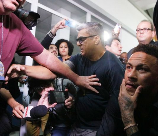 Após depor em delegacia no Rio, Neymar agradece carinho de fãs