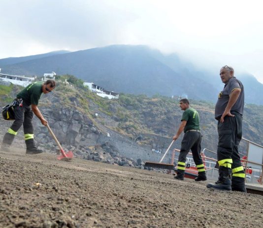 Vulcão entra em erupção na ilha de Stromboli e mata uma pessoa