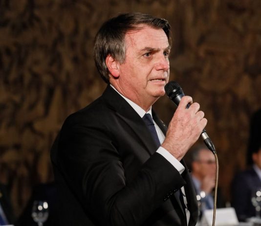 Presidente Bolsonaro: invasão de telefone é crime e ponto final