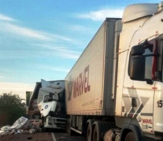 Caminhão bate na traseira de carreta e motorista morre prensado na BR-163