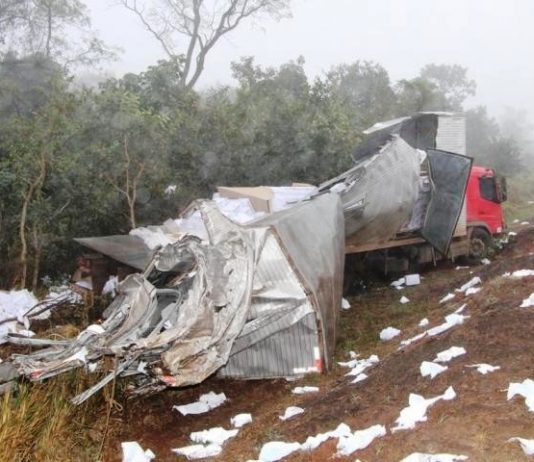 Acidente deixa 3 vítimas e interrompe a BR-163; dois caminhões colidiram