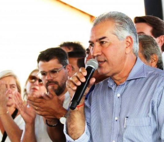 Reinaldo entrega 353 casas em Dourados e diz que precisa fazer muito mais