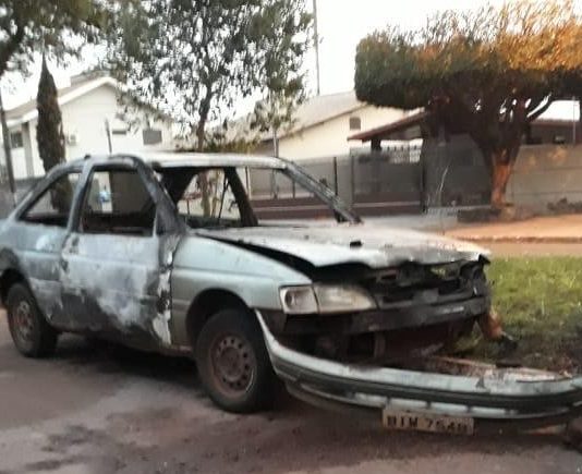 Anarquistas incendeiam três carros em Caarapó e aterrorizam moradores; veja vídeo
