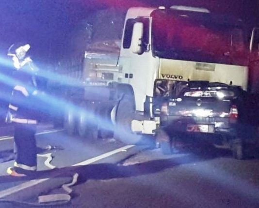 Motorista tenta ultrapassagem proibida, bate de frente com caminhão e morre na hora