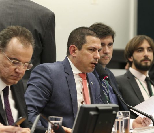 Idade mínima para aposentadoria de policiais permanece em 55 anos