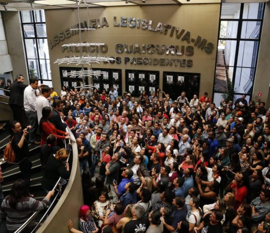Deputados aprovam mudanças em salários de professores convocados