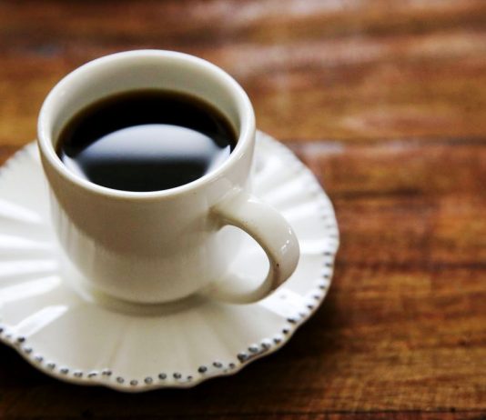 Excesso de café aumenta chance de pressão alta em pessoas predispostas