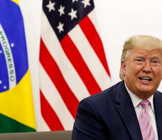 Trump diz que China desloca tropas para fronteira com Hong Kong