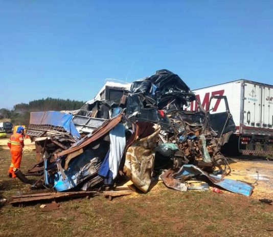 Pedaço de pneu na pista causou acidente com morte que envolveu quatro carretas, em Caarapó