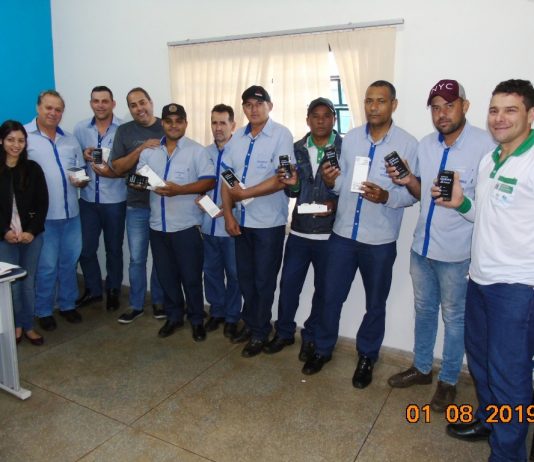 Secretário Marcelo Rosa entrega smartphones a todos os Agentes de Combate a Endemias