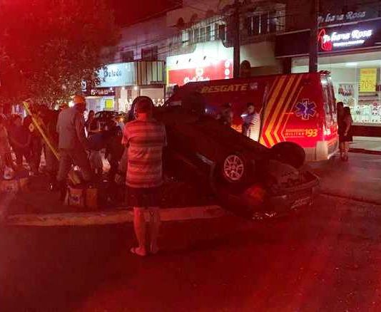 Bêbada, mulher avança sinal vermelho, bate em Biz e capota carro na Weimar, em Dourados