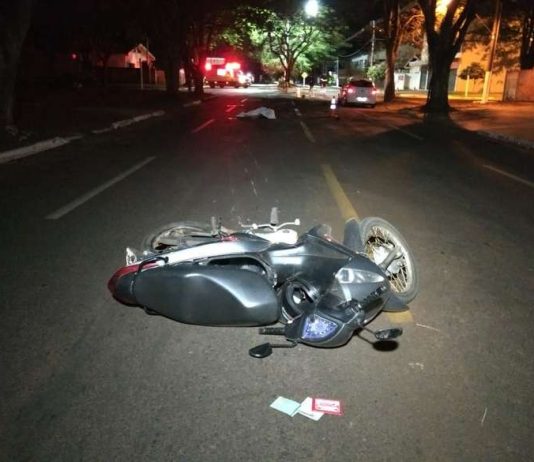 Motociclista morre na hora ao bater moto contra árvore na rua Hayel Bon Faker, em Dourados