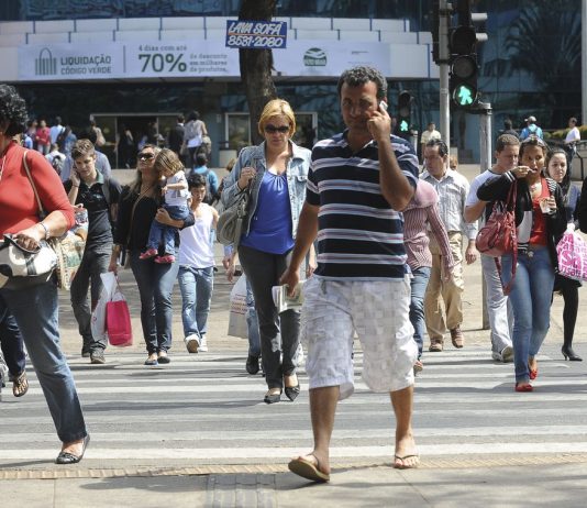 Taxa de desemprego no Brasil cai para 11,8% em julho, diz pesquisa do IBGE