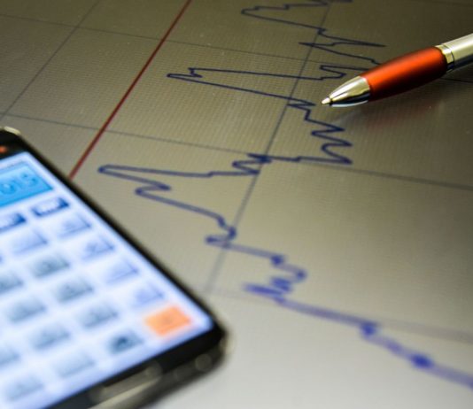 Previsão de crescimento econômico do Brasil aumenta e estimativa de inflação cai