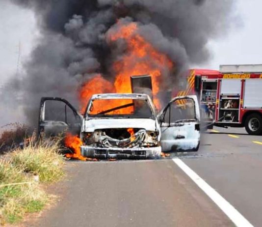 Caminhonete pega fogo em BR, motorista “escapa” e chamas chegam a pasto