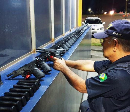 PRF apreende 29 pistolas em um carro na BR 277 no Paraná